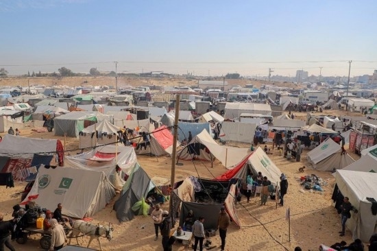  這是12月8日在加沙地帶南部城市拉法拍攝的臨時(shí)營(yíng)地。新華社發(fā)（里澤克·阿卜杜勒賈瓦德攝）