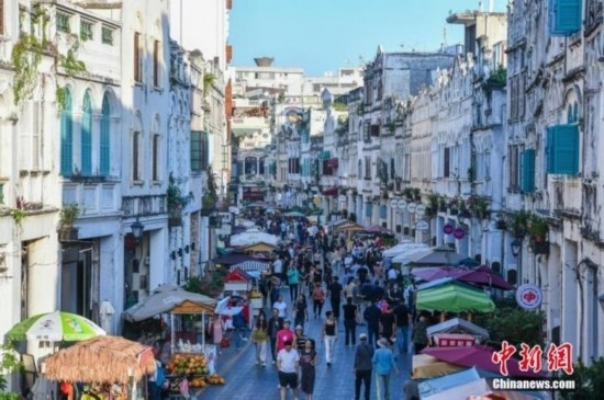 圖為?？隍T樓老街游客如織。 <a target='_blank' href='/' ><p align=