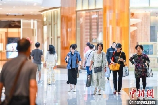 圖為顧客在cdf?？趪H免稅城內(nèi)選購商品。<a target='_blank' href='/' ><p align=