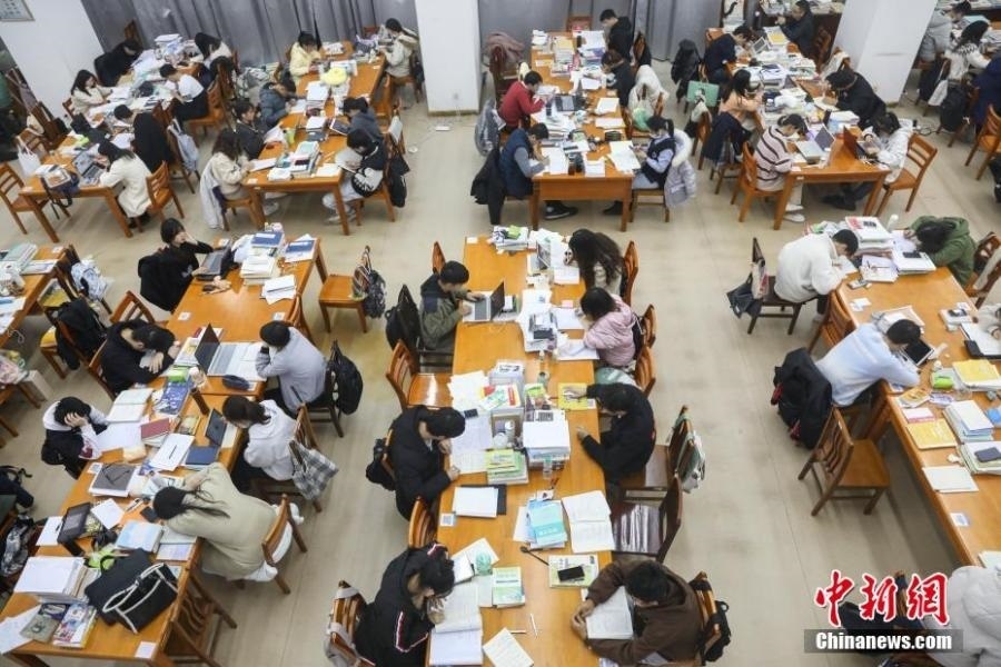 資料圖：眾多考研學(xué)生在南昌大學(xué)圖書館的自習(xí)室內(nèi)復(fù)習(xí)備考。劉力鑫 攝