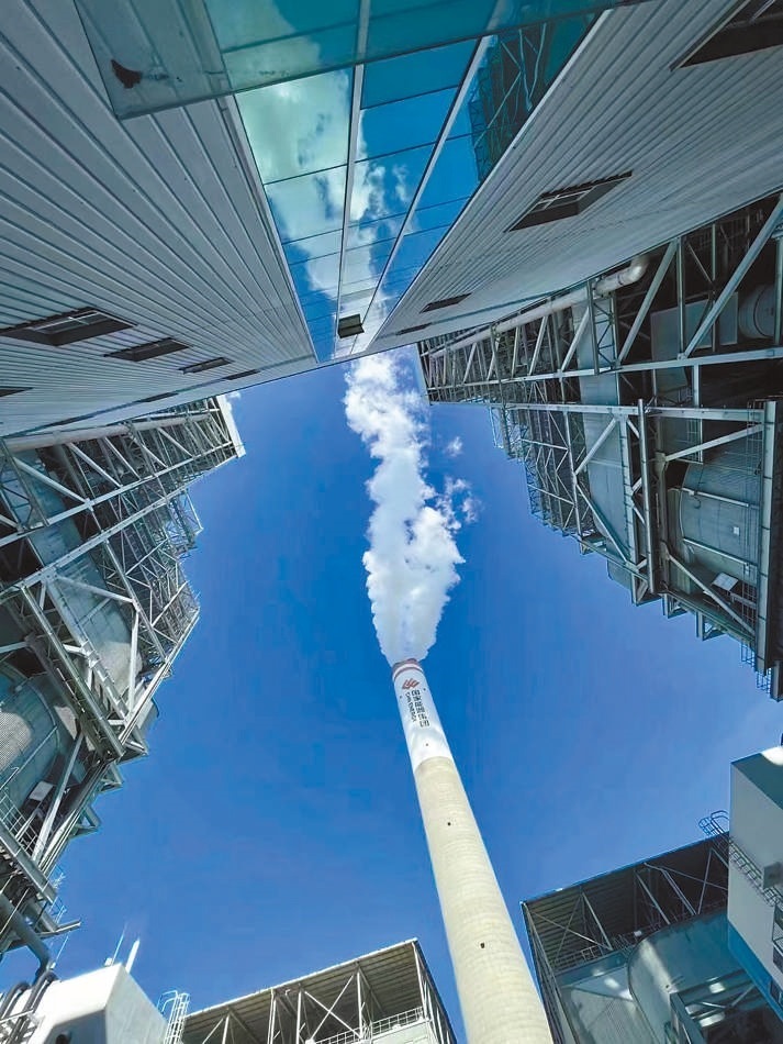  綠色低碳 近日，來自10余個國家的國際青年跟隨“世界青年能源行”活動走進(jìn)國家能源集團(tuán)江蘇泰州電廠。作為亞洲最大火電二氧化碳捕集、利用與封存項目，該項目每年可捕集消納二氧化碳50萬噸。 美國籍演員、主持人 史蒂文·韋德斯攝 “走在電廠里，體驗各種高科技，真切感受到中國在清潔能源方面發(fā)展迅速，許多技術(shù)走在了世界前列?！? /></p> <p style=