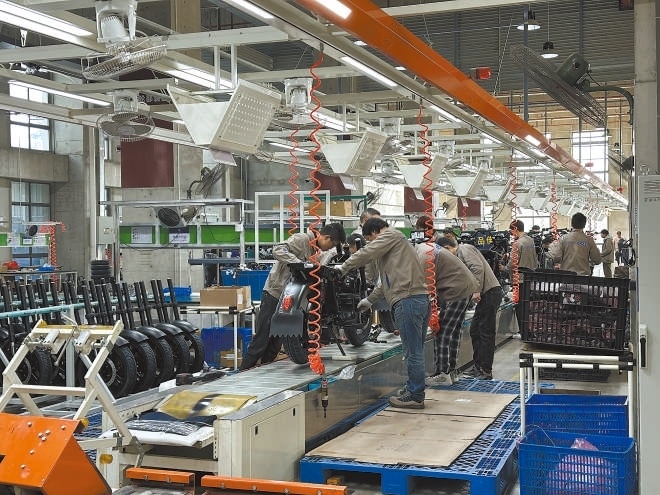  產(chǎn)業(yè)領(lǐng)跑 在長三角一體化發(fā)展格局下，新能源制造業(yè)通過產(chǎn)業(yè)集群協(xié)同發(fā)展，形成現(xiàn)代化產(chǎn)業(yè)體系。圖為位于江蘇常州市的比亞迪工廠內(nèi)，工作人員正在組裝銷往非洲國家的電動摩托車。 拉丁美洲通訊社古巴籍?dāng)z影記者 朗尼·洛佩茲（中文名羅帥）攝