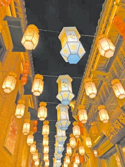  古城新韻 位于安徽安慶市安慶古城的倒扒獅歷史文化街區(qū)依江而建，在保留歷史建筑的同時，引入產(chǎn)業(yè)新業(yè)態(tài)，激發(fā)歷史文化街區(qū)活力，吸引了眾多游客前來游玩。 韓國籍視頻博主 金峻范攝