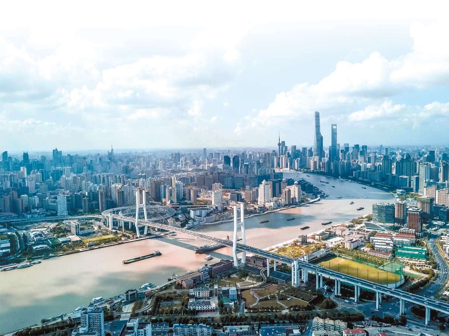  潮起東方 上海黃浦江兩岸高樓林立，風(fēng)光無限。近年來，上海以開放創(chuàng)新之姿，謀劃推動高質(zhì)量發(fā)展，奮力開創(chuàng)長三角一體化新局面。 德國籍導(dǎo)演、建筑師、攝影師 馬克·西格蒙德攝 “起初，我被東方古國的悠久歷史文化吸引來到中國。在上海生活的10多年間，我見證了這座城市的發(fā)展歷程，也感受到它兼具傳統(tǒng)與現(xiàn)代的獨特魅力。”