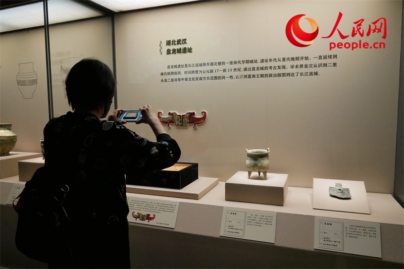 今年9月，觀眾正在參觀“鑒往知遠(yuǎn)——新時(shí)代考古成果展”。人民網(wǎng)記者 韋衍行攝