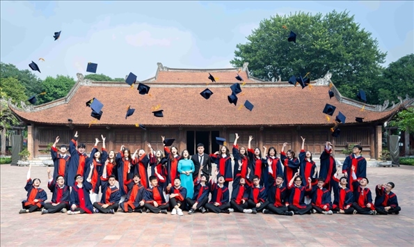 12月9日，越南首都河內(nèi)一所高中的學(xué)生在文廟內(nèi)合影留念。