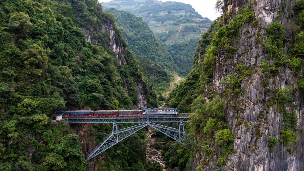 2023年6月20日，一列火車駛過人字橋。