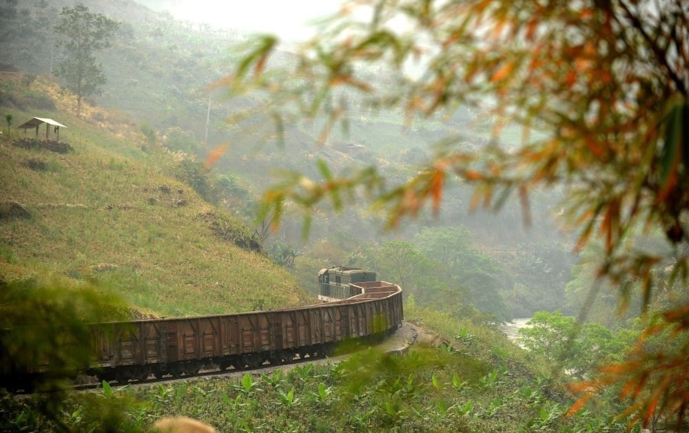 這是行駛在滇越鐵路云南省屏邊縣境內的貨運列車（2012年3月9日攝）。