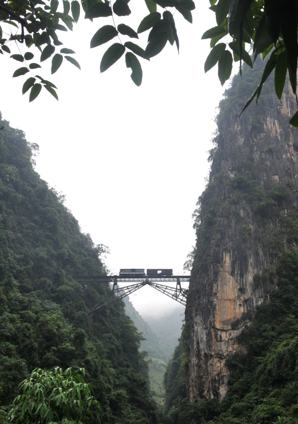 2009年6月1日，一列小火車從人字橋上通過。