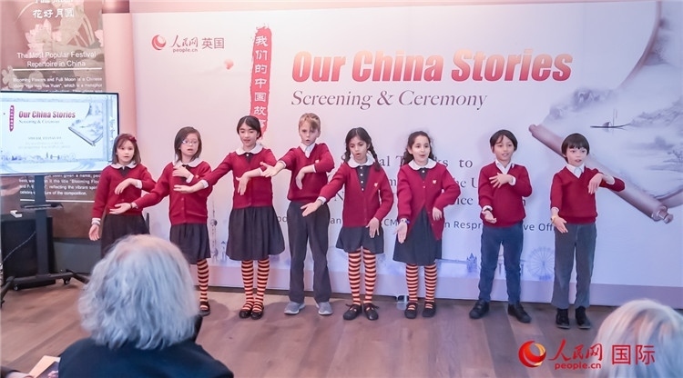 肯辛頓韋德預(yù)備學(xué)校小學(xué)生表演。人民網(wǎng) 郭錦標(biāo)攝