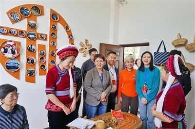  在大理法院喜洲法庭，代表們與“金花調(diào)解員”共同探討民族特色調(diào)解工作方法。