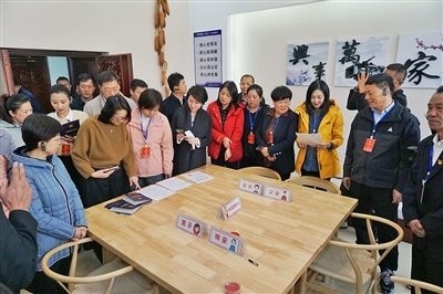 在劍川法院家事調(diào)解室內(nèi)，該院制作的《離婚證明書》引起了代表們的關(guān)注。