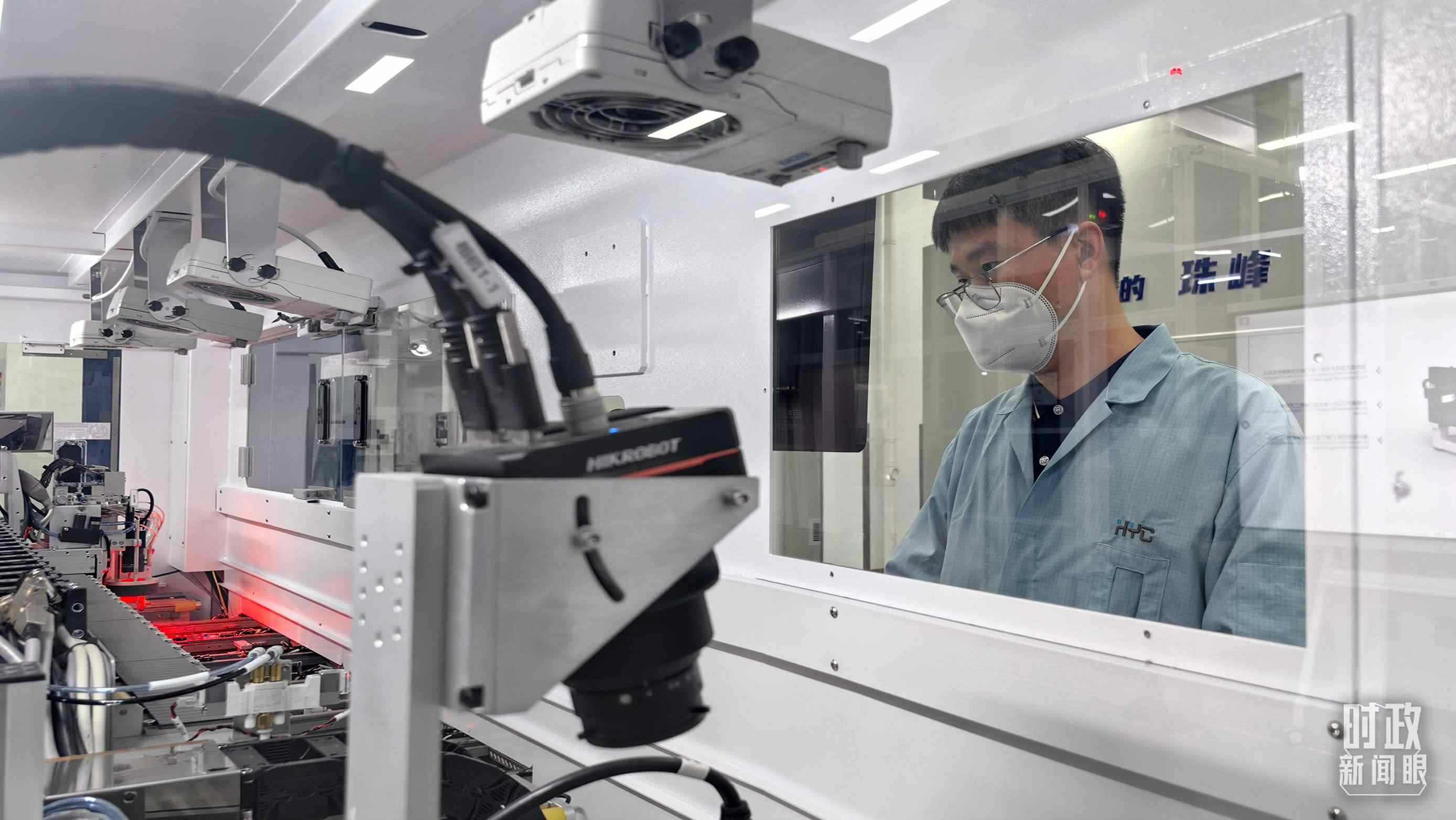 △蘇州華興源創(chuàng)科技股份有限公司員工正在研發(fā)車間內(nèi)進(jìn)行芯片測(cè)試。（總臺(tái)央廣記者潘毅拍攝）