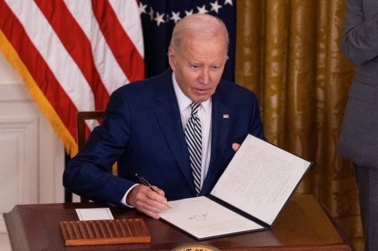 10月30日，美國總統(tǒng)拜登在華盛頓白宮簽署人工智能監(jiān)管行政令。新華社發(fā)（亞倫攝）