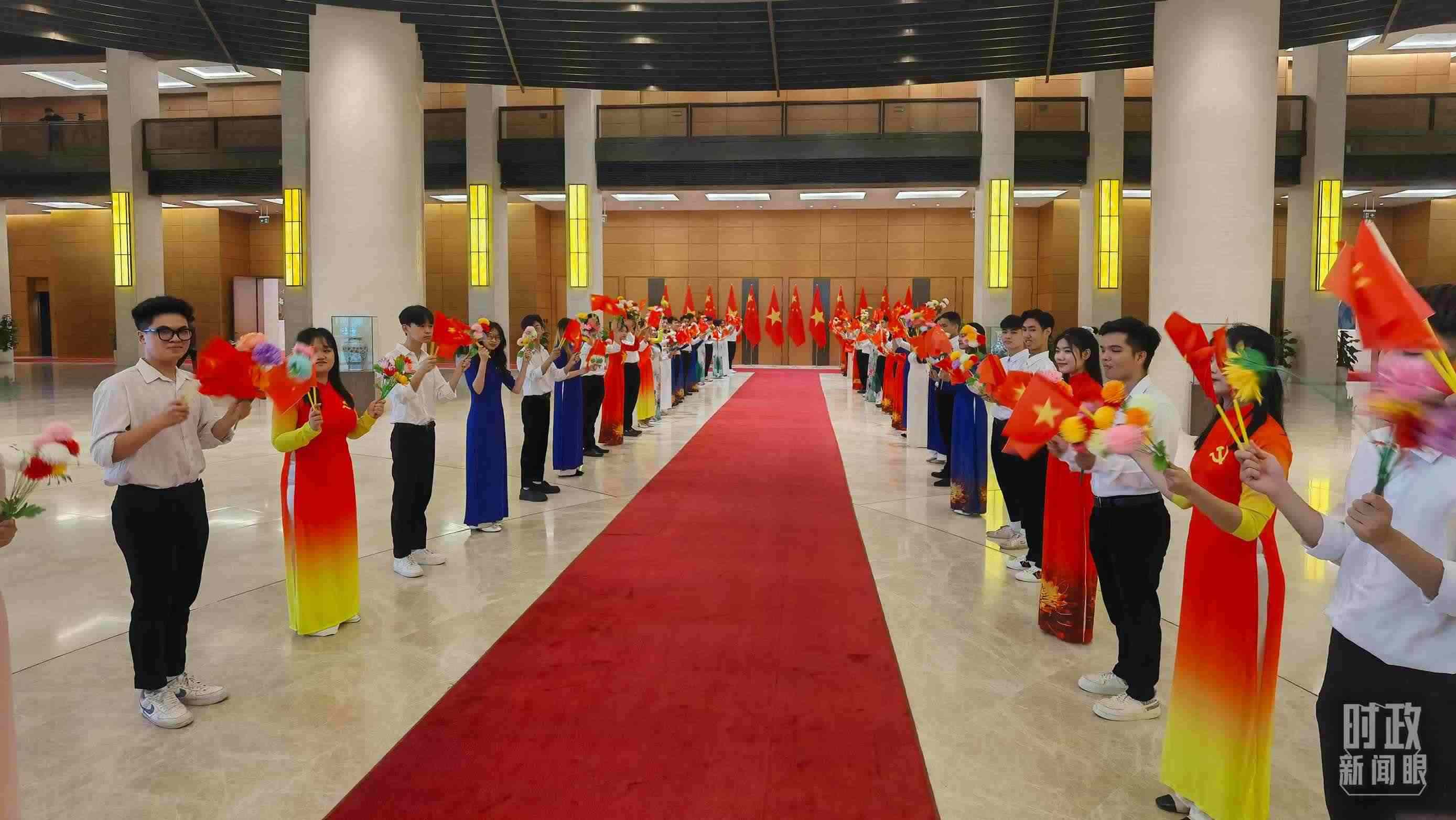 △夾道歡迎的當(dāng)?shù)厍嗄?。（總臺央視記者周志國拍攝）