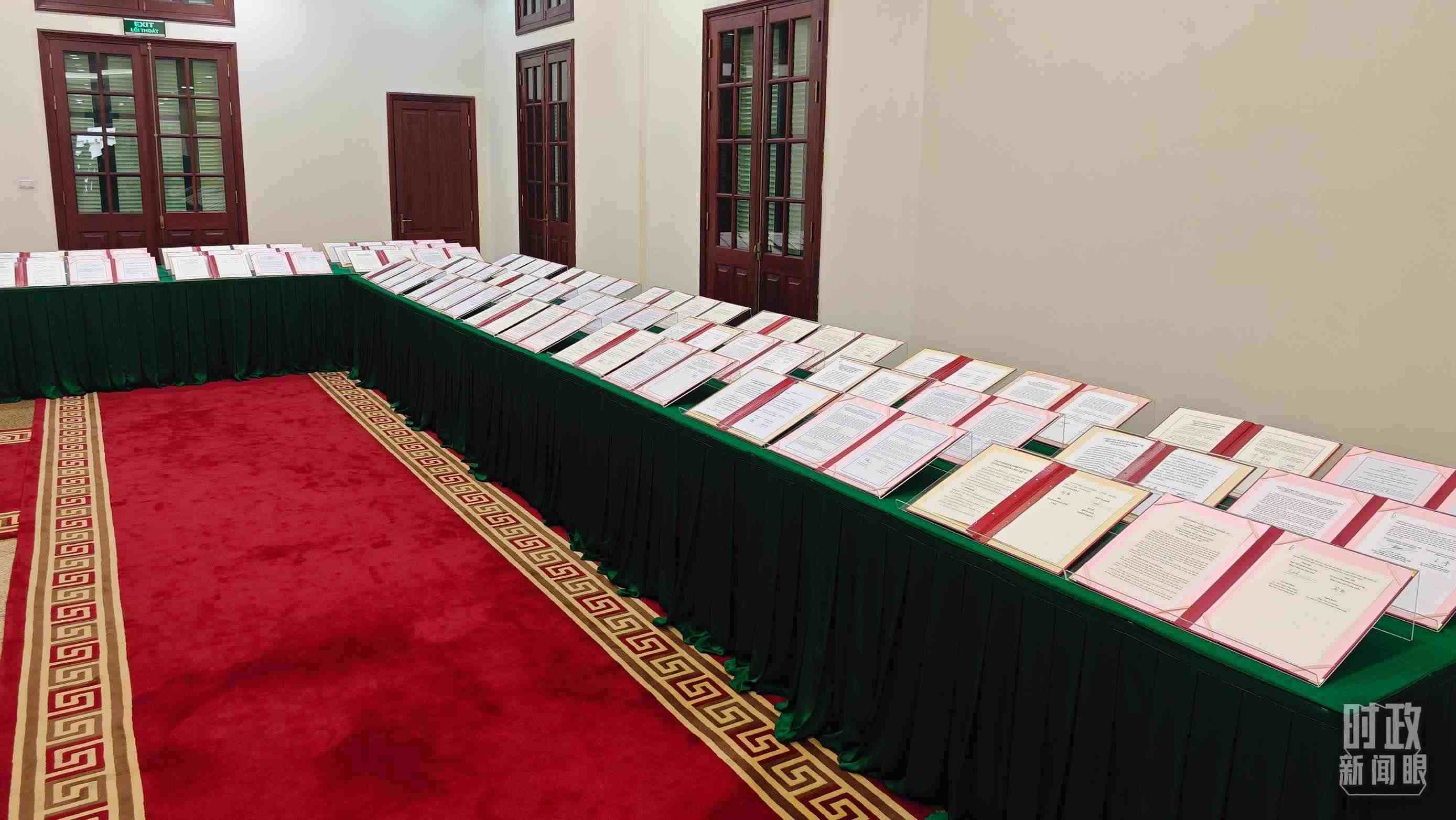 △會談后，兩黨總書記共同見證雙方簽署的雙邊合作文件展示，涵蓋共建“一帶一路”等30多個領(lǐng)域。（總臺央視記者耿小龍拍攝）