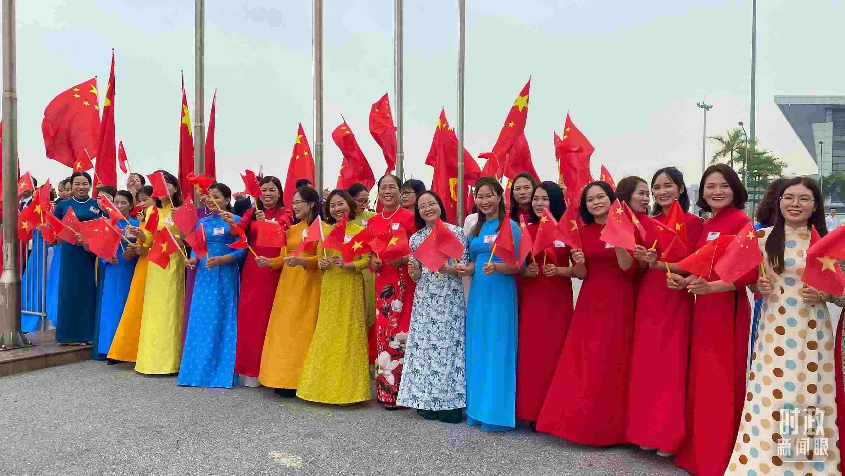 △專機抵達前，400多名中越各界代表手持兩黨兩國旗幟翹首以盼。（總臺央視記者李增仁拍攝）