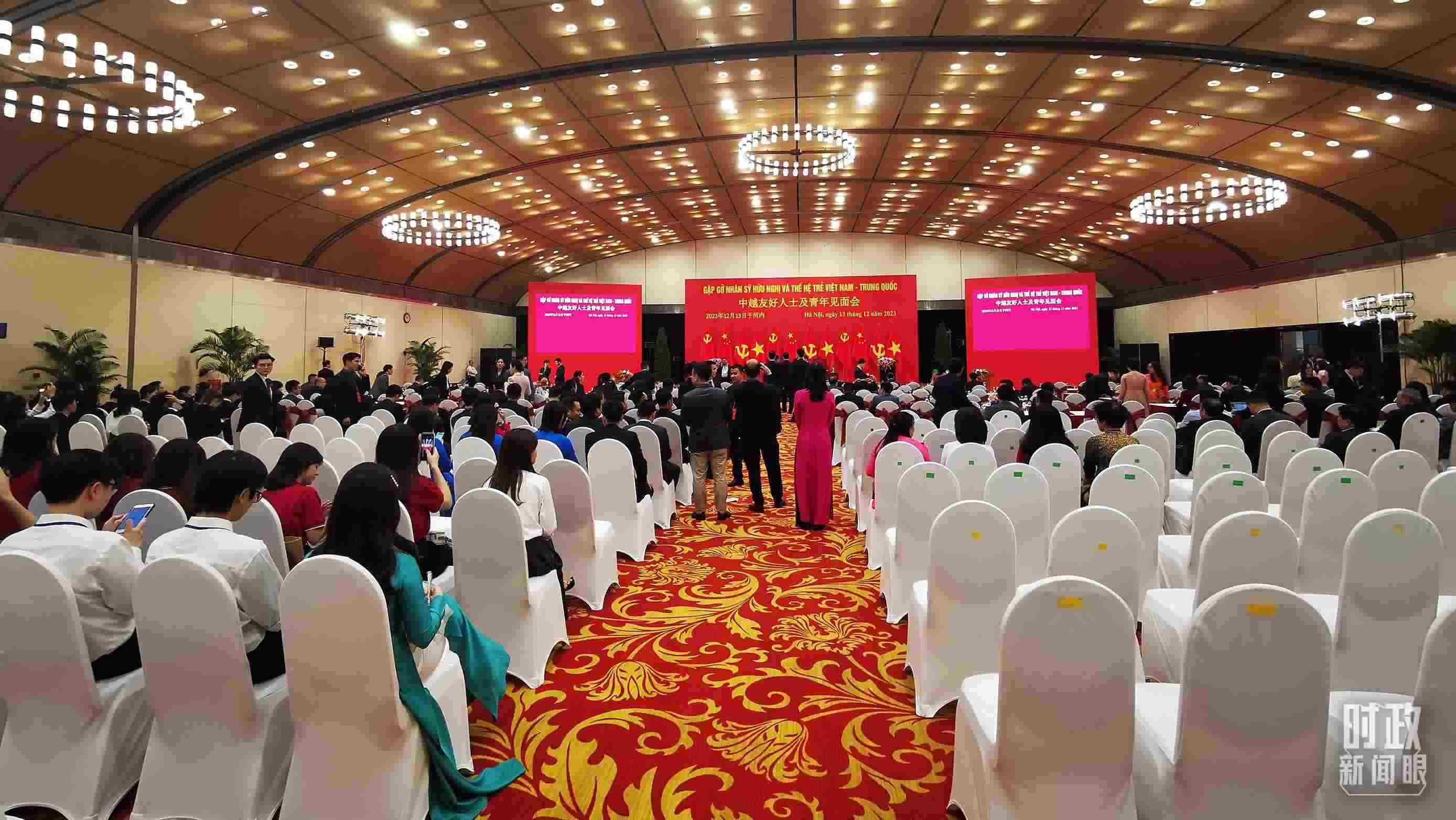 △習(xí)近平出席中越友好人士及青年見面會。這是見面會開始前的場景。（總臺央視記者荊偉拍攝）