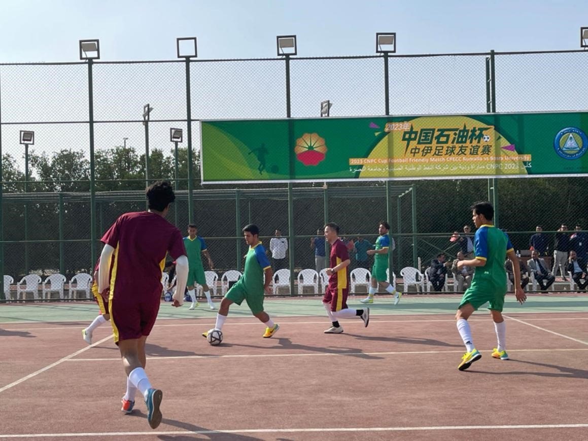 12月14日，中國(guó)石油（伊拉克）魯邁拉片區(qū)舉辦公共開放日和足球友誼賽。中國(guó)石油工程建設(shè)有限公司魯邁拉項(xiàng)目代表隊(duì)與巴士拉大學(xué)代表隊(duì)進(jìn)行了比賽，巴士拉大學(xué)代表隊(duì)獲勝。文學(xué)軍攝