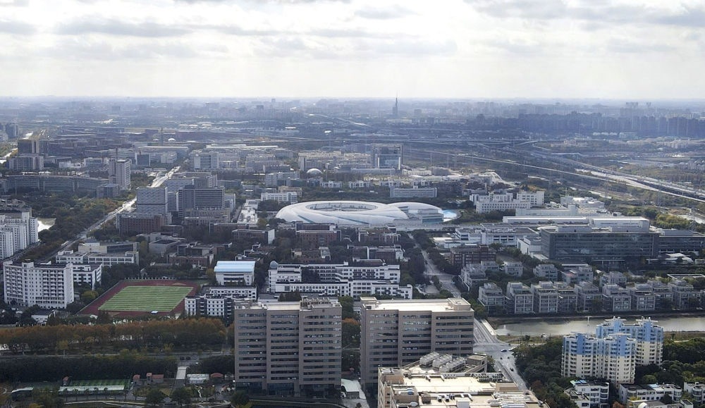 這是2023年11月25日在上海浦東新區(qū)張江科學(xué)城拍攝的形如鸚鵡螺的大科學(xué)裝置上海光源（中）（無人機(jī)照片）。新華社記者 方喆 攝