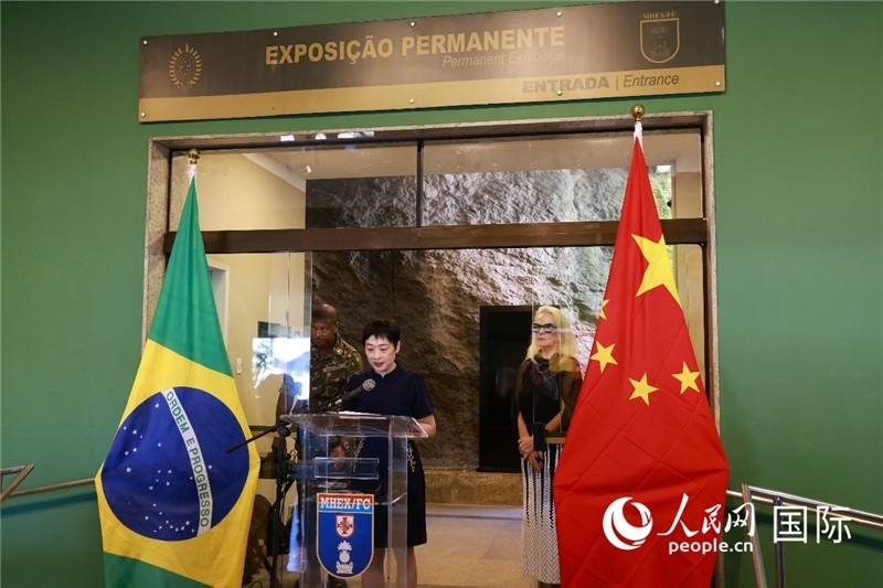 中國(guó)駐里約總領(lǐng)事田敏在攝影展開(kāi)幕式上致辭。 人民網(wǎng)記者 陳海琪攝