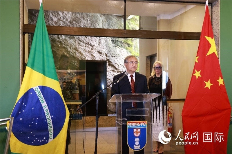 中國(guó)攝影家協(xié)會(huì)駐會(huì)副主席鄭更生在攝影展開(kāi)幕式上致辭。 人民網(wǎng)記者 陳海琪攝