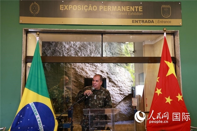 科帕卡瓦納要塞司令亞歷山大·羅伯托在攝影展開(kāi)幕式上致辭。 人民網(wǎng)記者 陳海琪攝