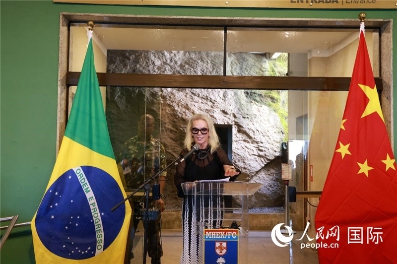 山河文化促進(jìn)中心執(zhí)行總裁瑪西婭·梅爾基奧爾在攝影展開(kāi)幕式上致辭。 人民網(wǎng)記者 陳海琪攝