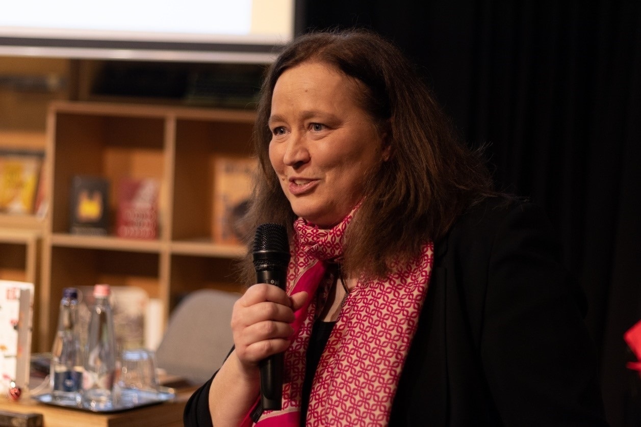 本書(shū)譯者宗博莉·克拉拉主持讀書(shū)分享會(huì)。摩爾多瓦尼·巴爾納巴斯攝