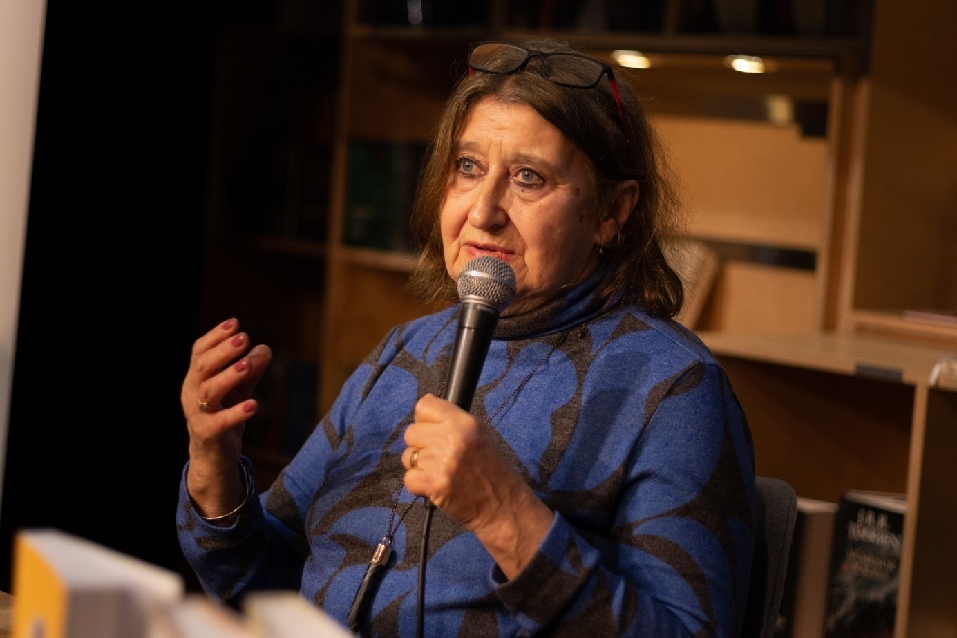 埃娃介紹作品。摩爾多瓦尼·巴爾納巴斯攝