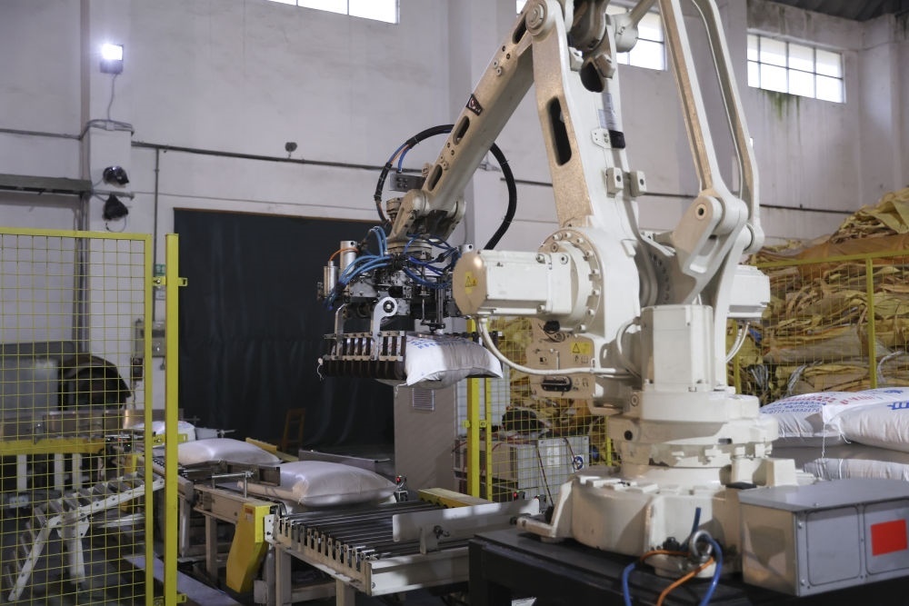 12月14日，在廣西來賓東糖鳳凰有限公司，機(jī)械臂在廠房碼放白砂糖成品。