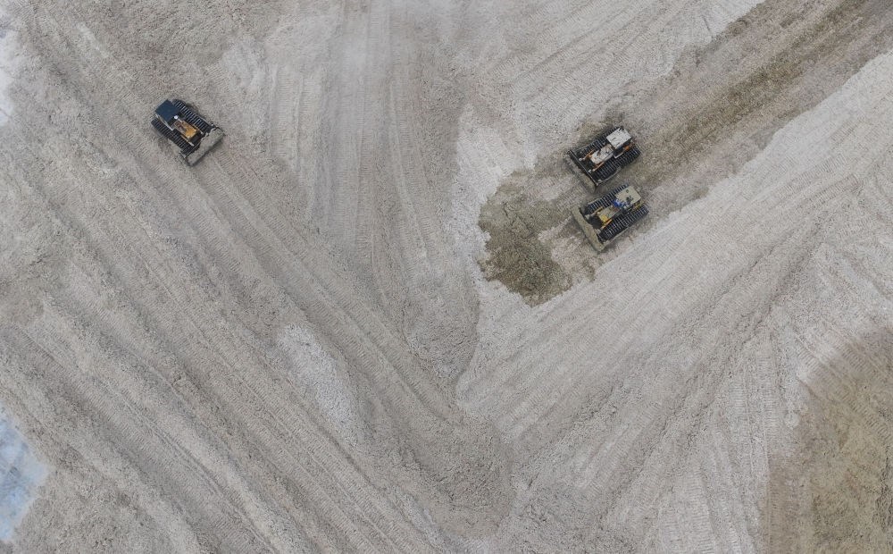 12月12日，在廣西湘桂華糖制糖集團(tuán)來賓紙業(yè)有限責(zé)任公司，工作人員在整理蔗渣（無人機(jī)照片）。