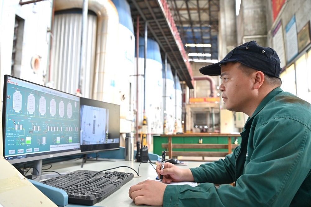 12月12日，工作人員在廣西來賓小平陽湘桂制糖有限公司監(jiān)控蒸發(fā)系統(tǒng)。