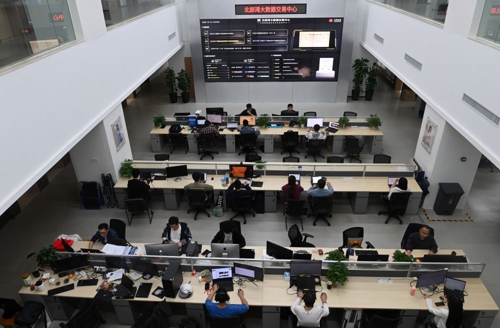 中國—東盟信息港員工在工作中。