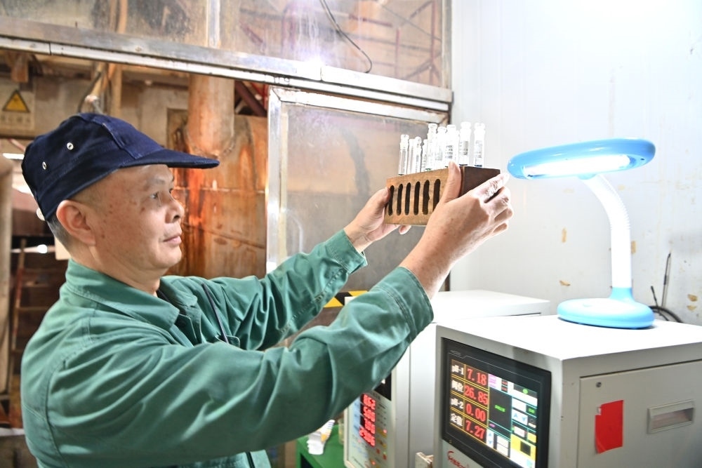 12月12日，廣西來賓小平陽湘桂制糖有限公司的工作人員在檢測糖漿樣品。