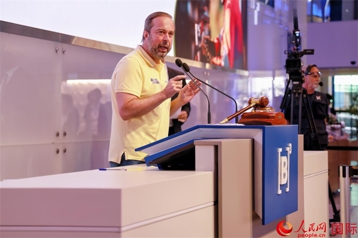 巴西礦產(chǎn)和能源部部長亞歷山大·西爾維拉發(fā)表致辭。人民網(wǎng)記者 宋亦然攝