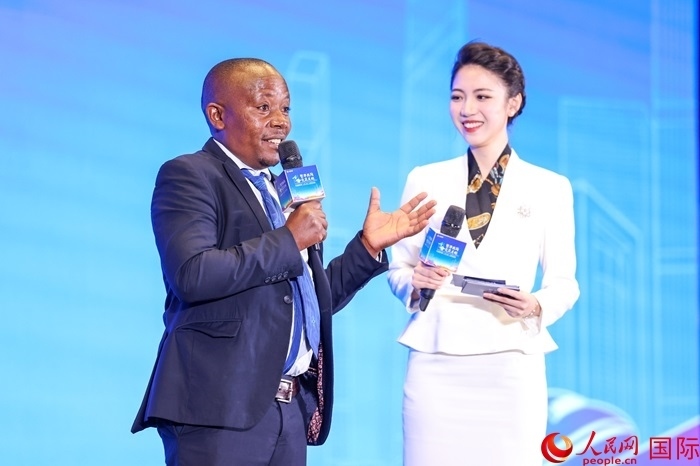 來(lái)自烏干達(dá)坎帕拉—恩德培機(jī)場(chǎng)高速公路項(xiàng)目的赫爾曼（左）被評(píng)為中國(guó)交建共建“一帶一路”最美外籍建設(shè)者之一。人民網(wǎng)記者 趙益普攝