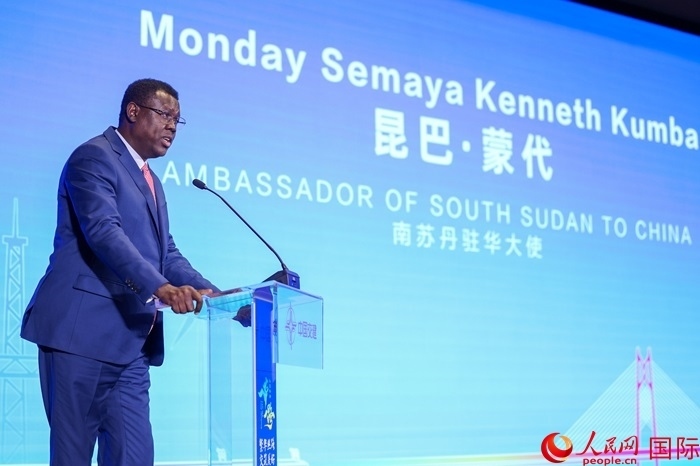 南蘇丹駐華大使蒙代在發(fā)布會(huì)上致辭。人民網(wǎng)記者 趙益普攝