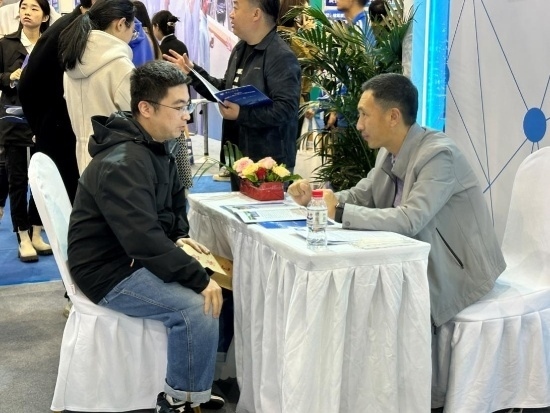 沈陽招聘會現場。人民網記者 尹柏寒攝