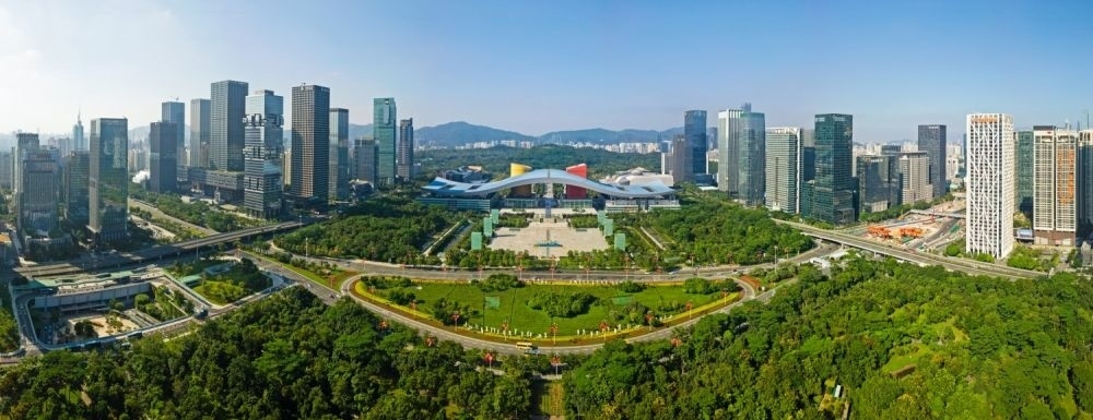 這是在廣東省深圳市拍攝的深圳市民中心和蓮花山公園一線（2020年10月2日攝，無人機照片）。新華社記者 梁旭 攝