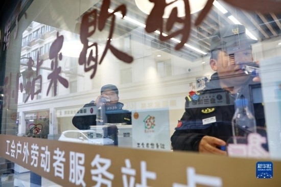 12月16日，戶外工作者在浙江省嘉興市南湖區(qū)丁家橋社區(qū)個性化“惠工小站”休息。