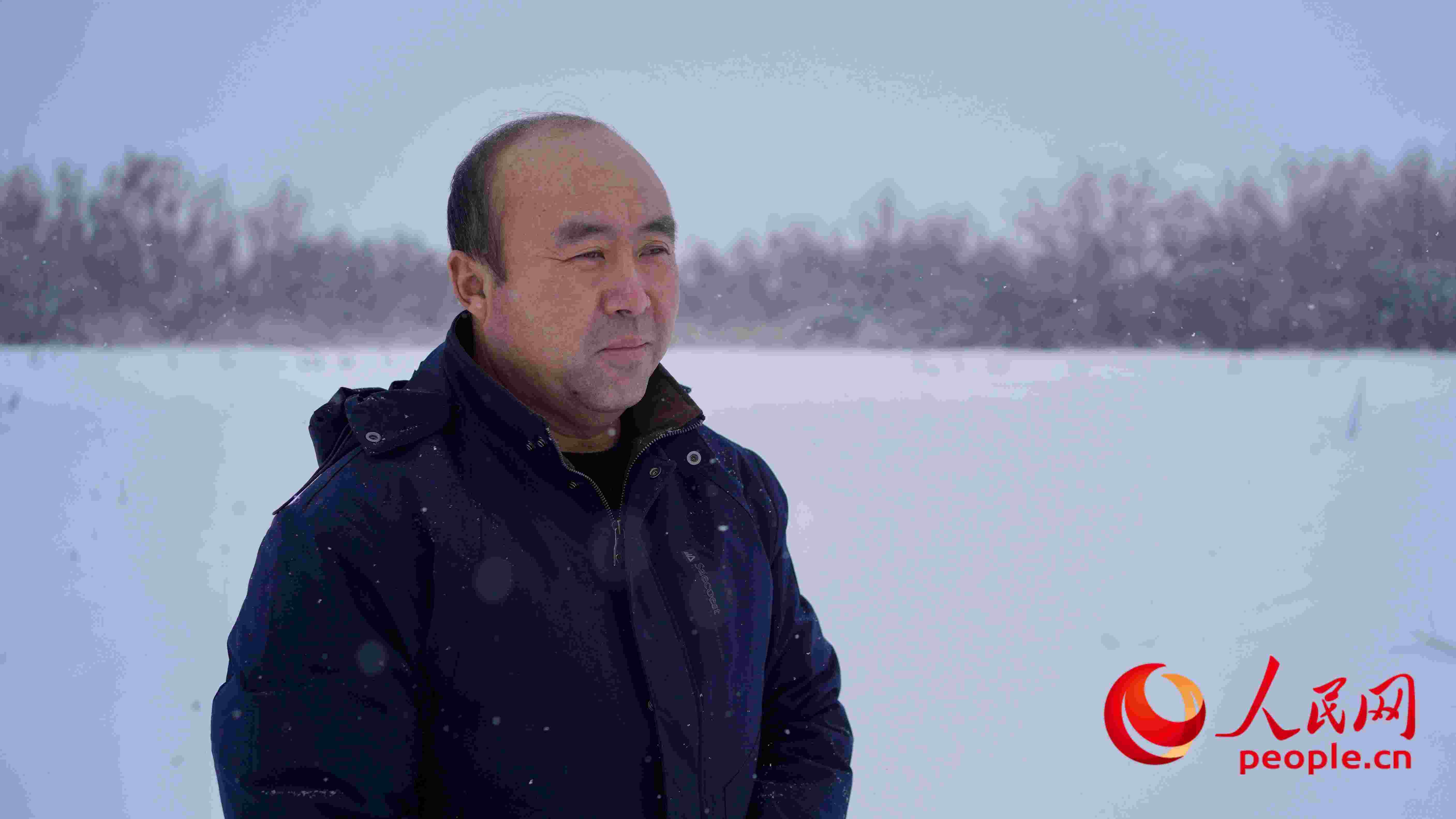 馬曉華回憶當(dāng)年和父親一起種樹的情形，滿是懷念。人民網(wǎng) 周靜圓攝