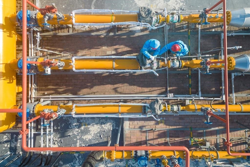 12月17日，黑龍江省哈爾濱市中慶燃?xì)庥邢挢?zé)任公司成高子門站的工作人員在進(jìn)行設(shè)備巡檢，保障燃?xì)夤?yīng)（無人機(jī)照片）。 新華社記者 張濤 攝