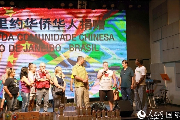 兒童殘障教育中心負(fù)責(zé)人胡里奧向捐贈(zèng)方表示感謝。人民網(wǎng)記者 陳海琪攝