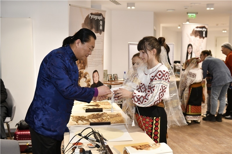 圖為羅馬尼亞小學生在現(xiàn)場體驗烙畫。 布加勒斯特中國文化中心供圖