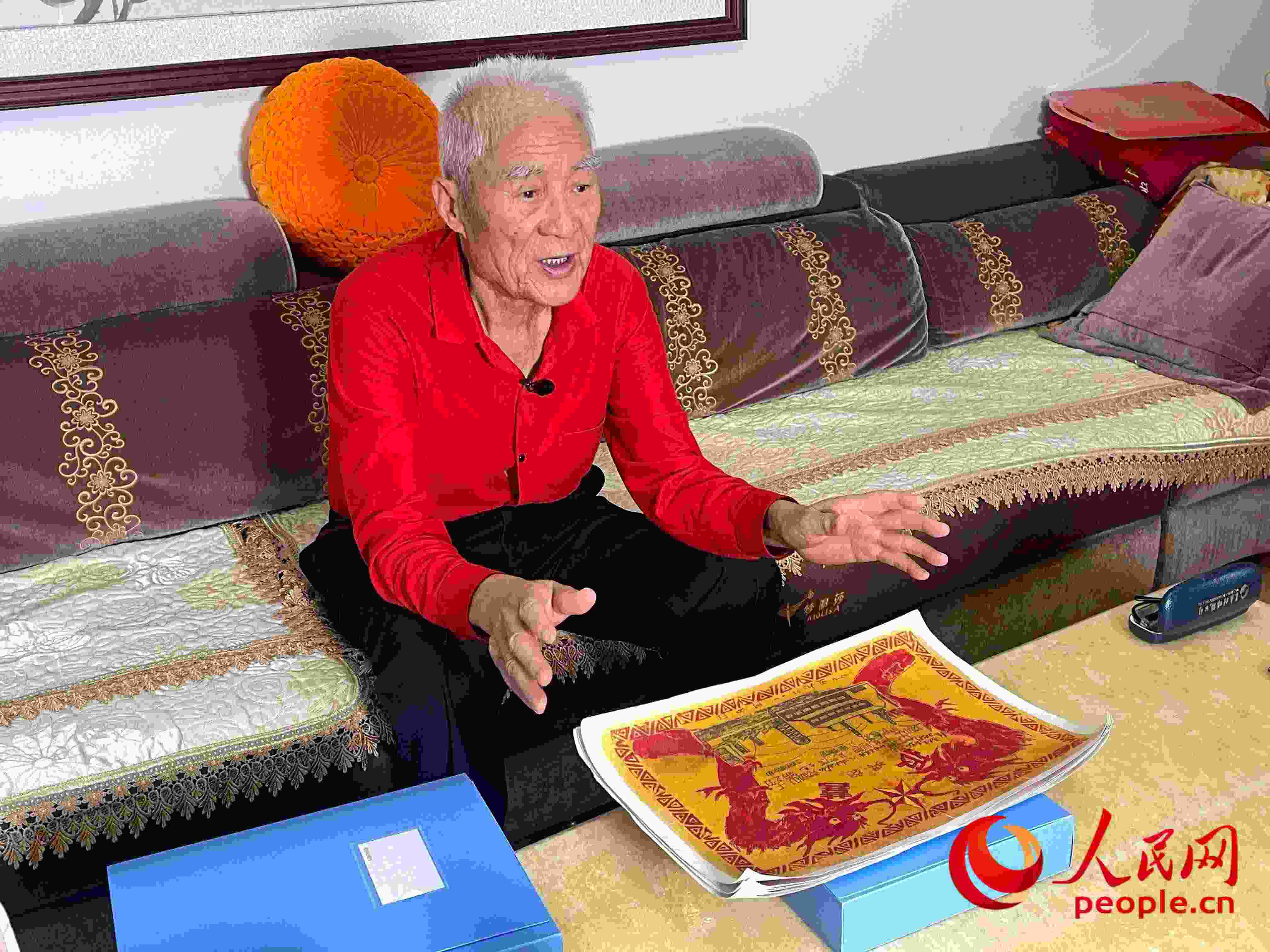 馬太生向采訪團(tuán)講述自己獲得獎(jiǎng)狀的經(jīng)歷。人民網(wǎng) 周靜圓攝