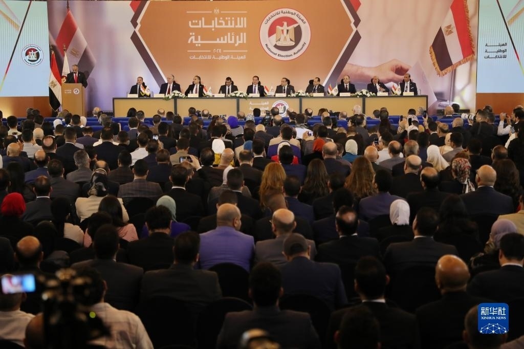 這是12月18日在埃及首都開羅拍攝的埃及全國(guó)選舉委員會(huì)新聞發(fā)布會(huì)現(xiàn)場(chǎng)。新華社發(fā)（艾哈邁德·戈馬攝）