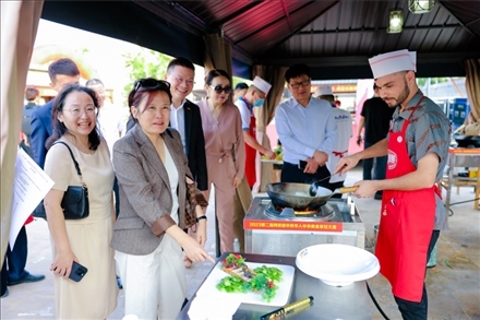 嘉賓現(xiàn)場(chǎng)觀摩。阿聯(lián)酋上海總商會(huì)暨同鄉(xiāng)會(huì)供圖