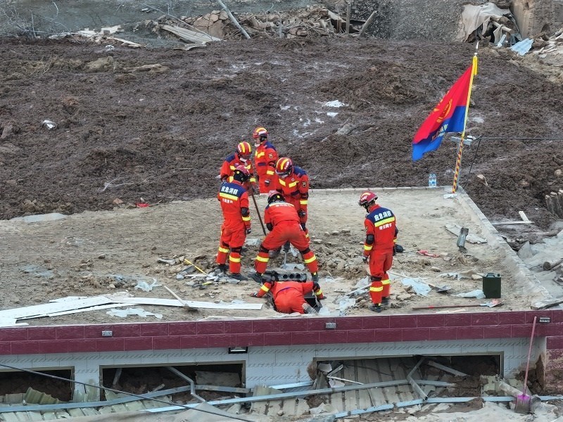 救援人員在現(xiàn)場。賀勇攝。