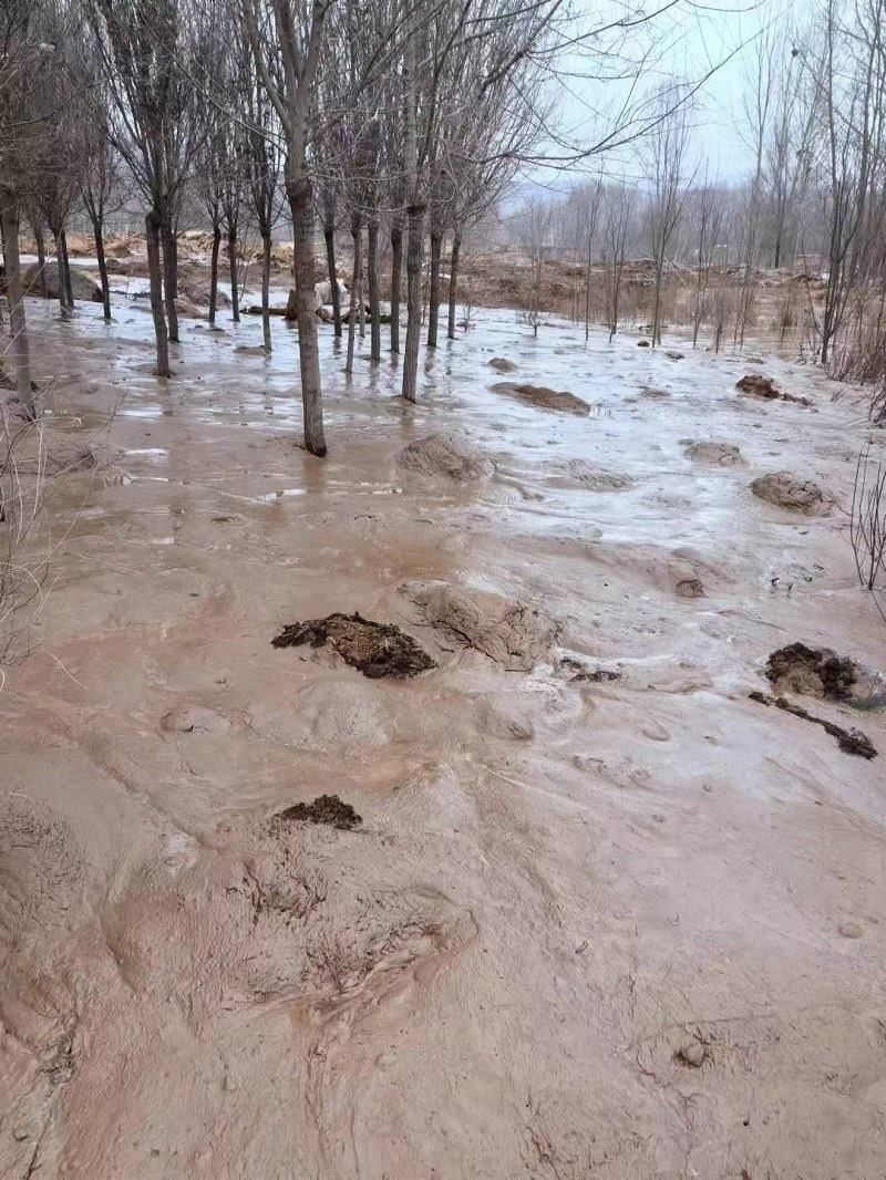 次生災害襲擊過的村落。喬棟攝。